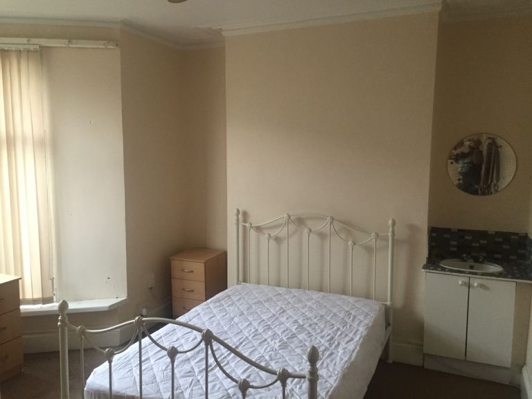 3 rooms to rent in shared working professional house