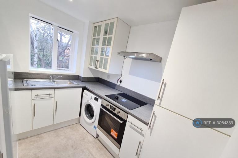 2 bedroom flat in Ruston Road, London, SE18 (2 bed) (#3064359)
