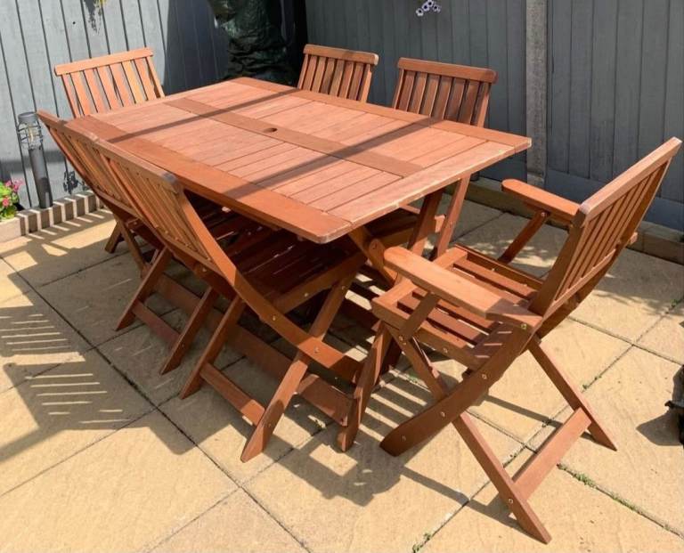Garden table and x6 chsirs  in lovely  condition 