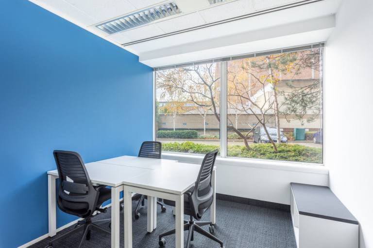 Borehamwood - WD6 1JN \ Compact Office for Rent for 1 Person