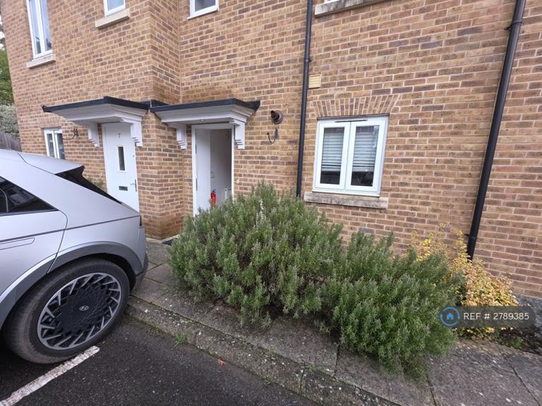 3 bedroom house in King Johns Place, Egham, TW20 (3 bed) (#2789385)