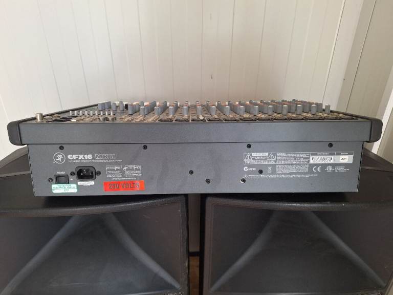 MACKIE 16 CHANNEL MIXER