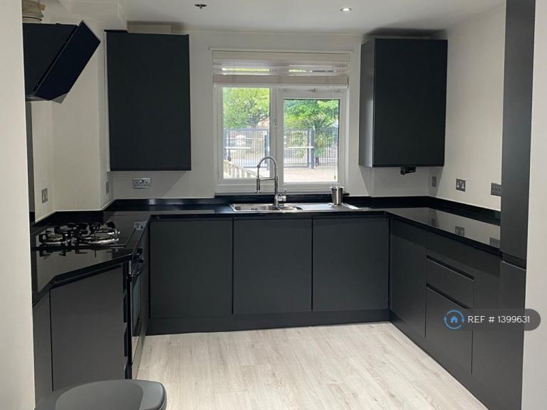 3 bedroom flat in Albans Close, London, SW16 (3 bed) (#1399631)