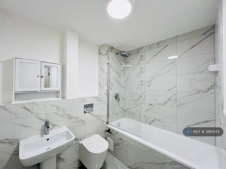 2 bedroom flat in Mitcham Road, London, SW17 (2 bed) (#2915572)
