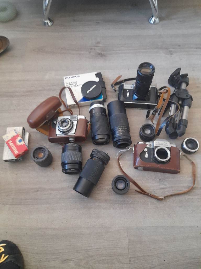 A nice jobot of  vintage cameas and lense 