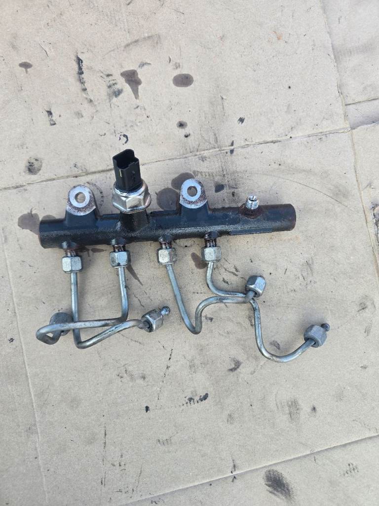 NISSAN Renault 1.5DCI FUEL RAIL WITH INJECTOR PIPE H8201157327 S/N18303225 s/n175216346R