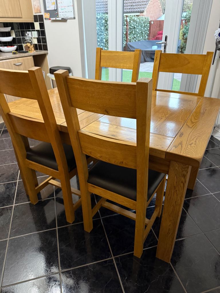 Solid Oak Extendable Dining Table & Chairs 