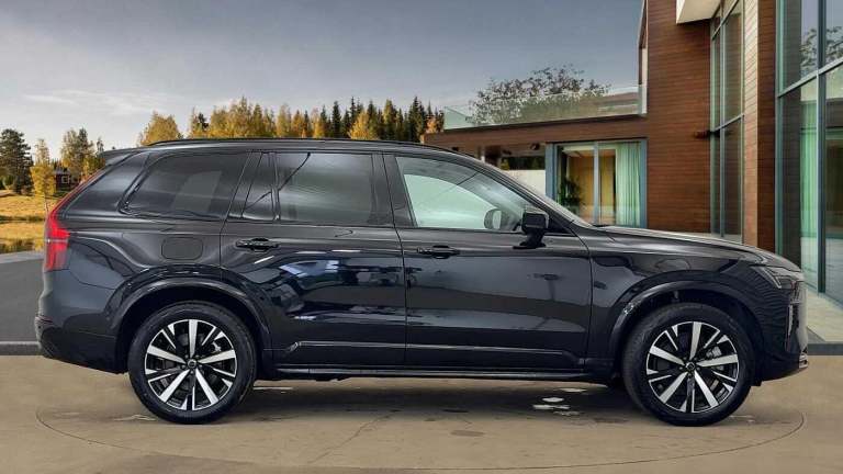 2025 Volvo XC90 Plus, T8 AWD Plug-in hybrid, Electric/Petrol, Dark, 7 Seats ( 360* Camera ) ESTAT...