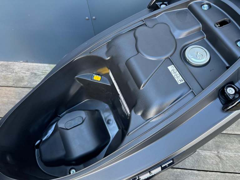 Peugeot Tweet 125 Automatic Twist and Go Scooter PCX125 NMAX