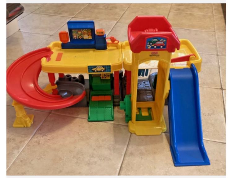 Fisher Price Little People Garage with sounds. Good condition.