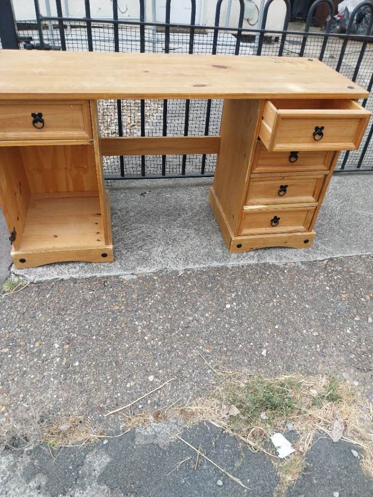 FREEBIES Pine desk