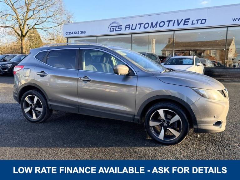 2017 Nissan Qashqai 1.2 DIG-T N-CONNECTA 115 BHP + SAT NAV + GLASS SUNROOF HATCHBACK Petrol Manual