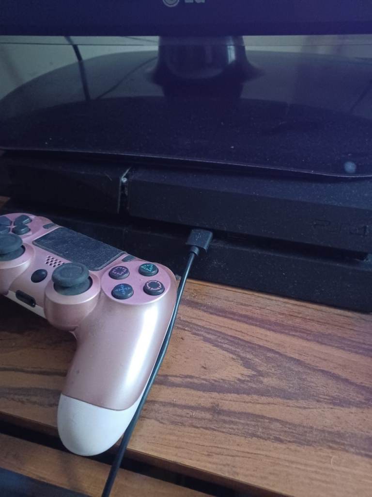 Ps4 with games and controller 