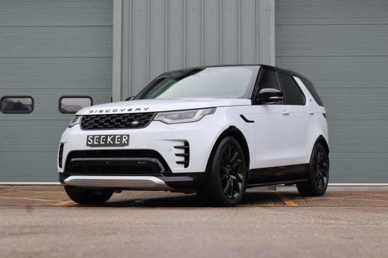 2023 Land Rover Discovery R-DYNAMIC SE MHEV In RARE PEARL WHITE BLACK ROOF AND REAR SEATS  LOW MI...