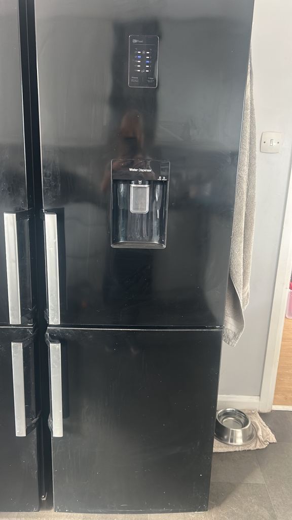 Samsung Black Freestanding Fridge Freezer with Water Dispenser – Good Condition
