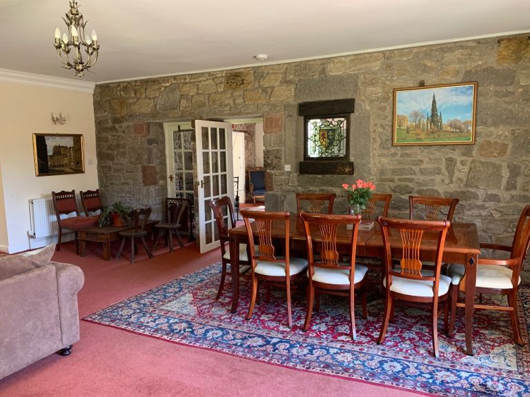 Large 3 bed cottage, 2 miles From Edinburgh City Bypass