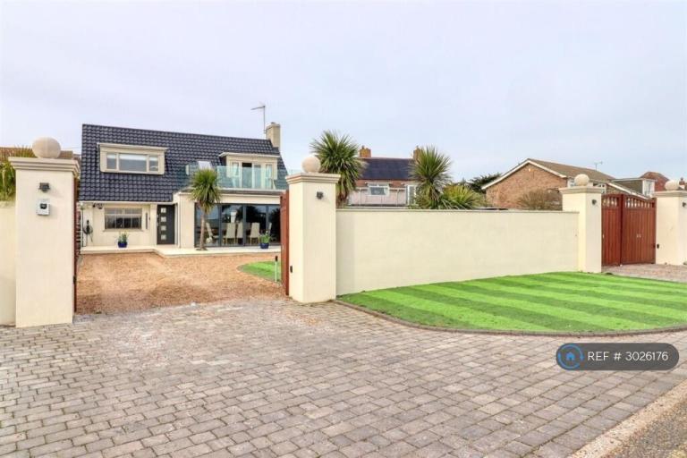 4 bedroom house in The Esplanade, Holland-On-Sea, Clacton-On-Sea, CO15 (4 bed) (#3026176)