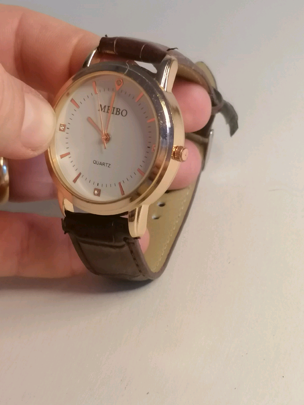 Rose gold tone with white dial, quartz wrist watch.