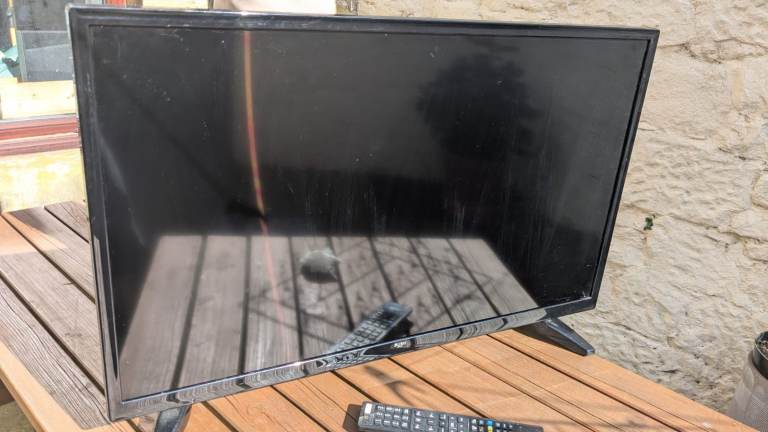 BUSH 32" Smart LED TV - Freeview Play, Netflix, YouTube & Remote