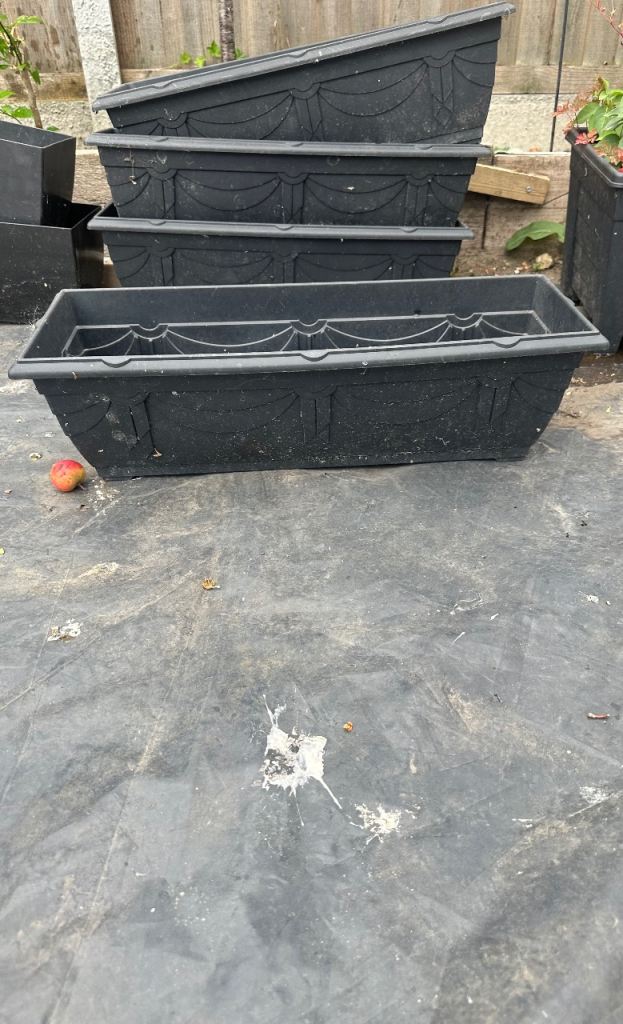 Garden pots £2 each 