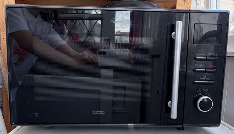 De'Longhi 900W Enamel Cavity Combination Microwave