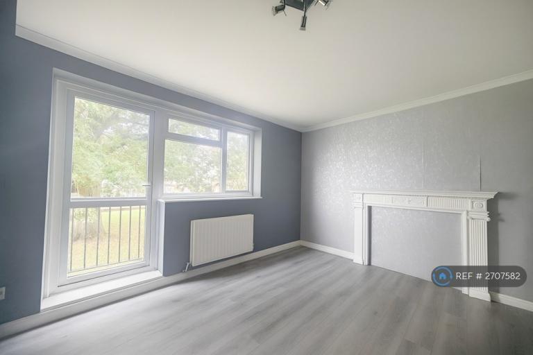image for 2 bedroom flat in Homefield Gardens, Tadworth, KT20 (2 bed) (#2707582)