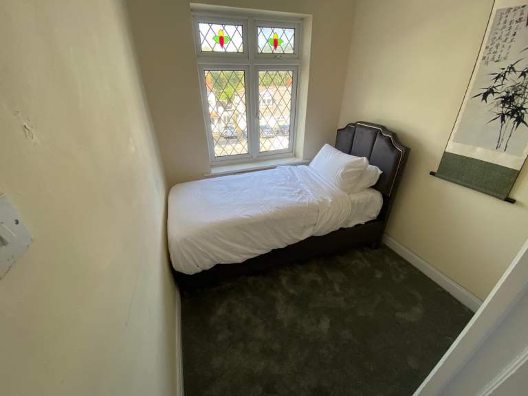 Room in Colindale