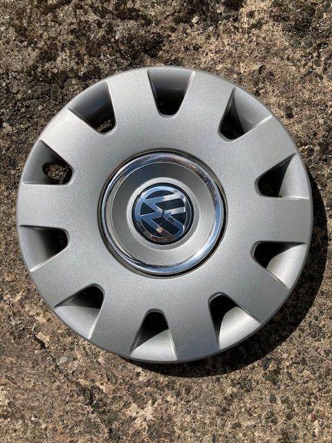 Volkswagen wheel trim chrome centre ring Part No 3B0 601 147 – 15”