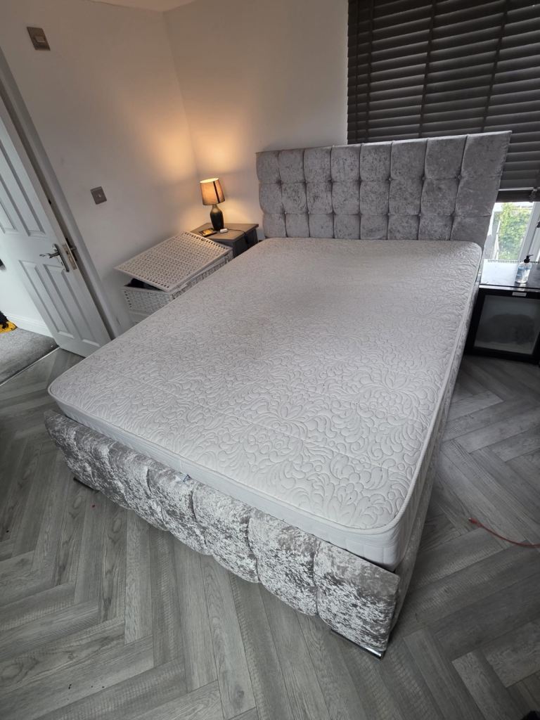 King size ottoman bed with mattres and gas lift for £220