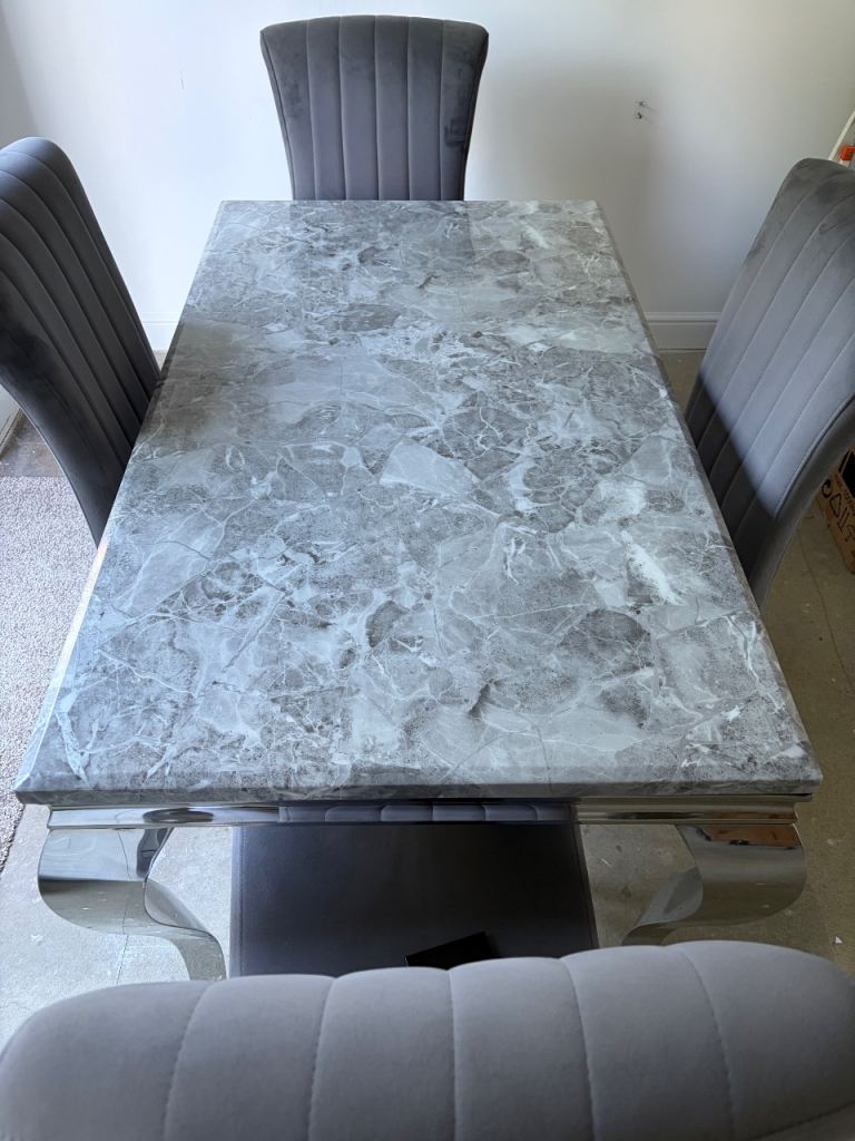Dining table &chairs