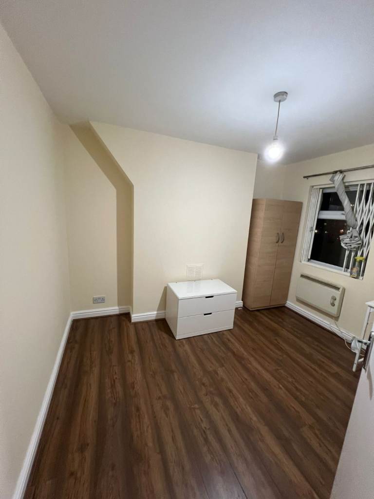 Beautiful 2 Bed Maisonette Opposite to Upton Park Station 