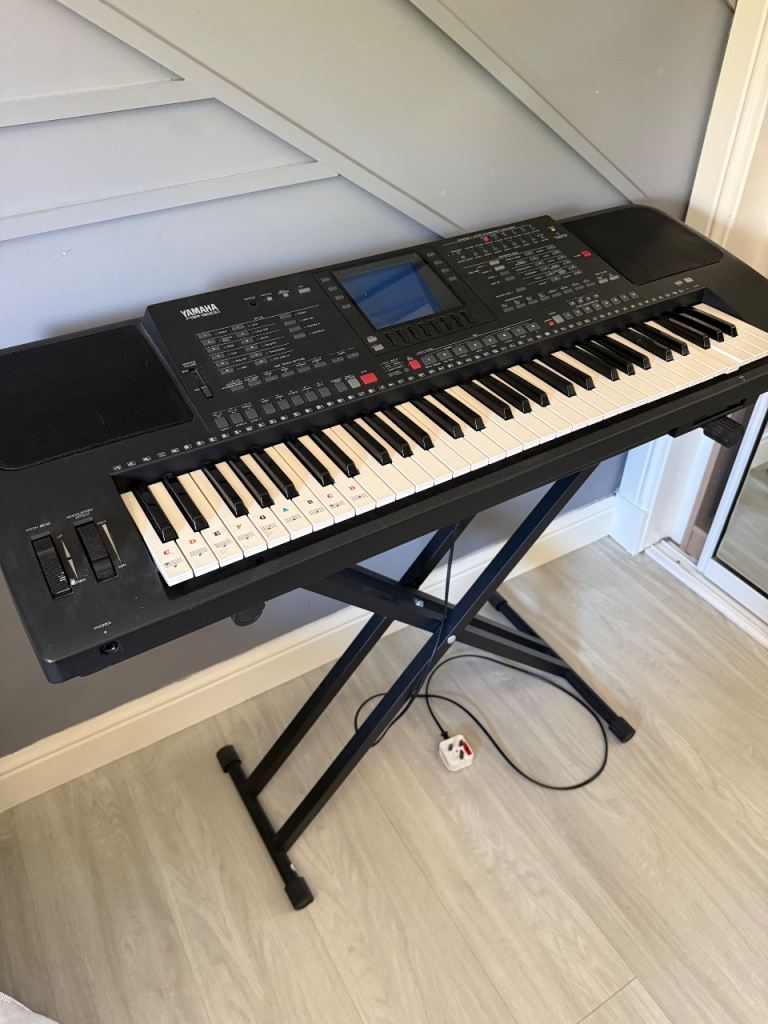 Yamaha PSR-S670 arranger Keyboard