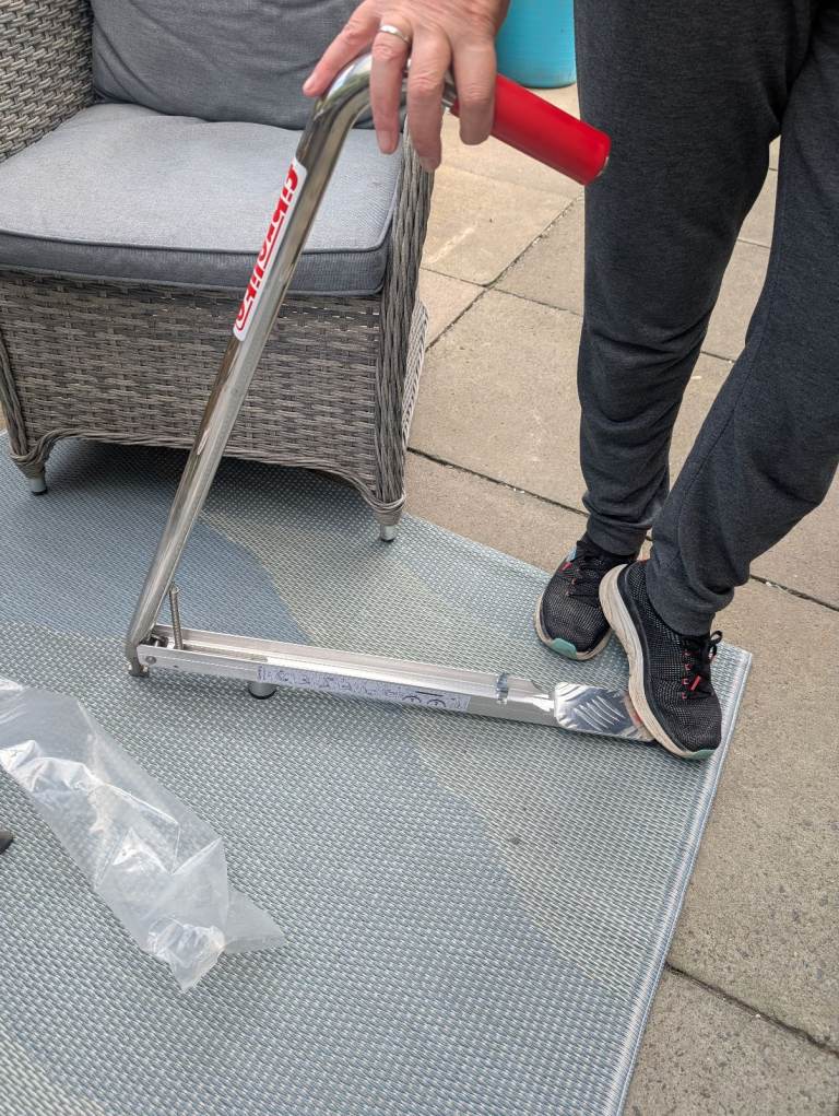 Fibrelite manhole lifter 