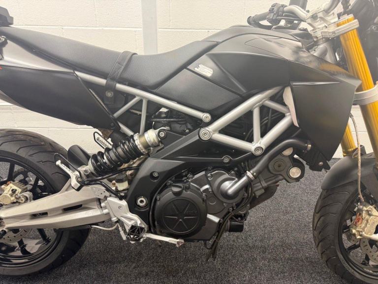 APRILIA DORSODURO 750 ** LOW MILEAGE - JUNE 2026 MOT **