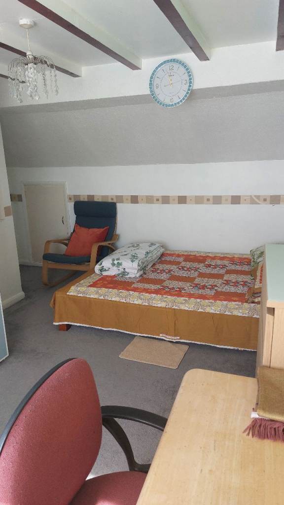 One large double room to let in Saint area Luton (LU3)