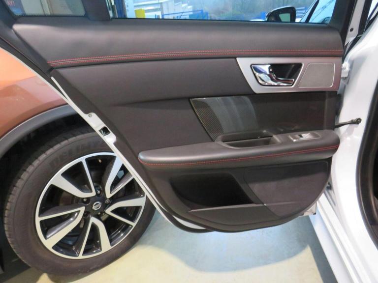 JAGUAR XF 3.0d S V6 Portfolio Sportbrake Auto Euro 5 (s/s) 5dr White Auto Diesel