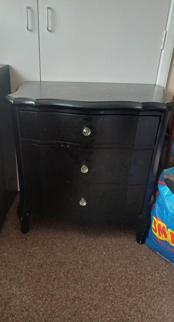Chest of drawers 