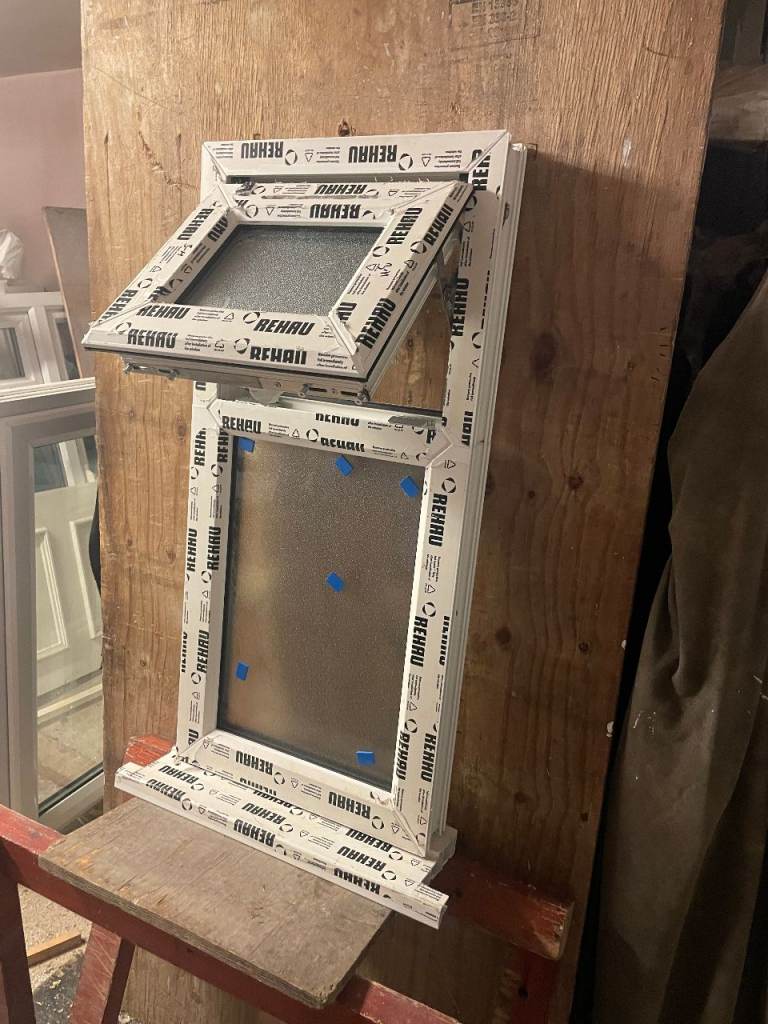 H 89.5 x W 42.5 cm-SMALL BRAND NEW REHAU UPVC DOUBLE GLAZED WINDOW OBSCURE (BATHROOM) (REF: SJ477) 