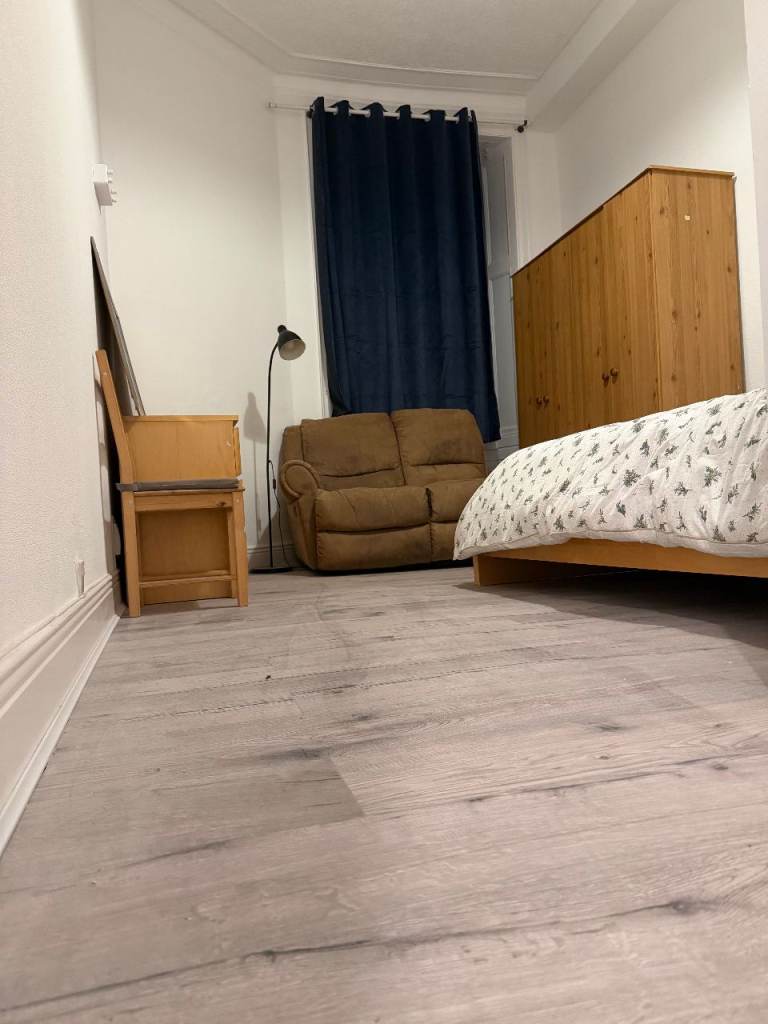 Furnished, just upgraded, one bedroom flat, 2minutes walk to Paisley Canal Train station