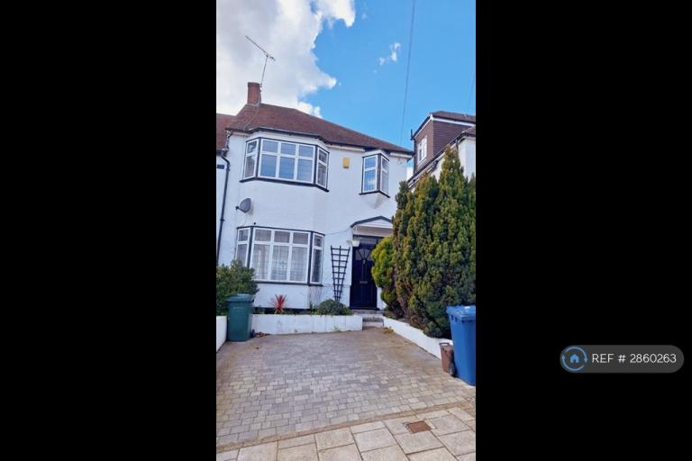 3 bedroom house in Woodfall Avenue, High Barnet, EN5 (3 bed) (#2860263)