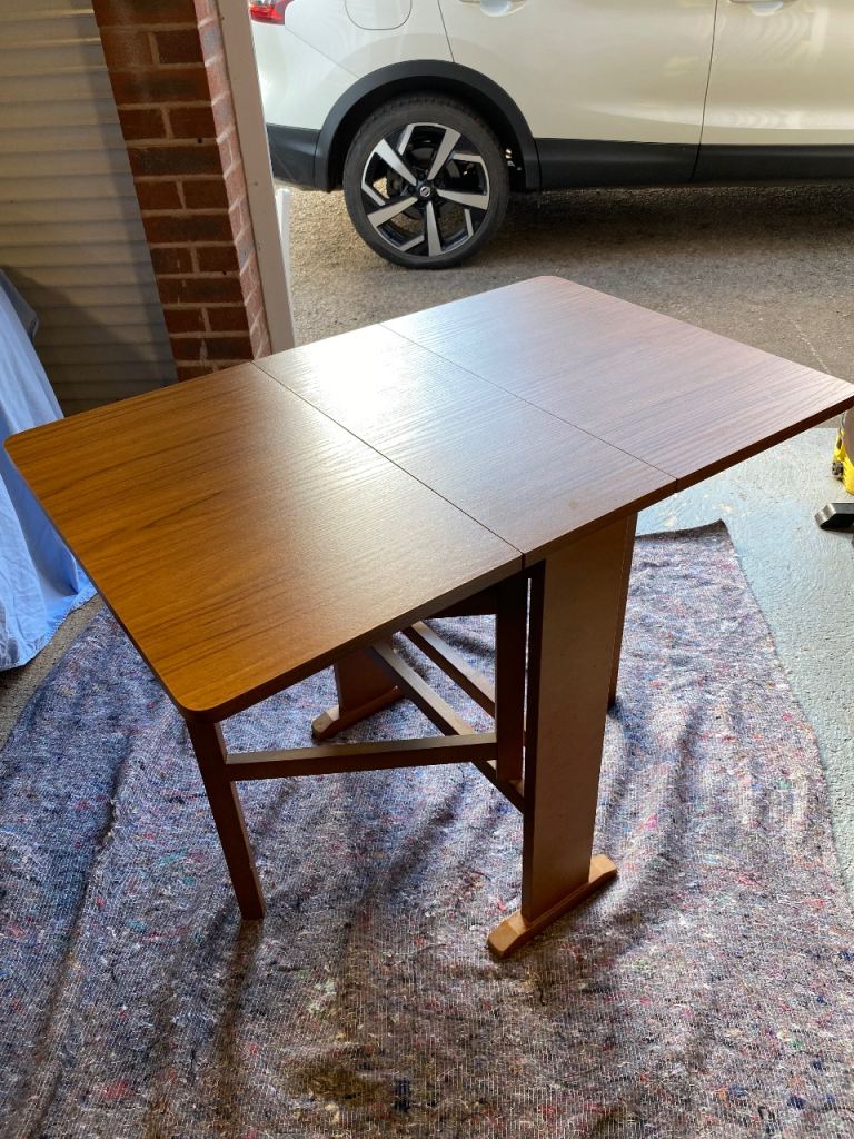 Drop leaf table