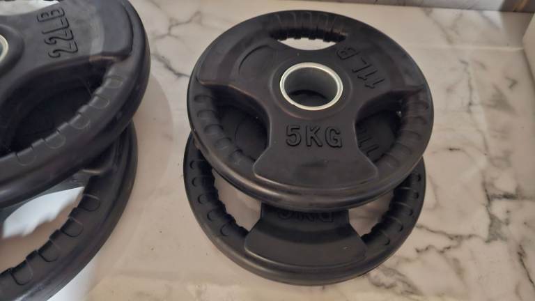 100kg Tri Grip Olympic Plates + 20kg Olympic bar with ROLLER CLIPS and dumbells with weights 