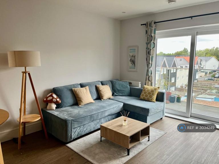 2 bedroom flat in Fairhaven Drive, Reading, RG2 (2 bed) (#3034249)
