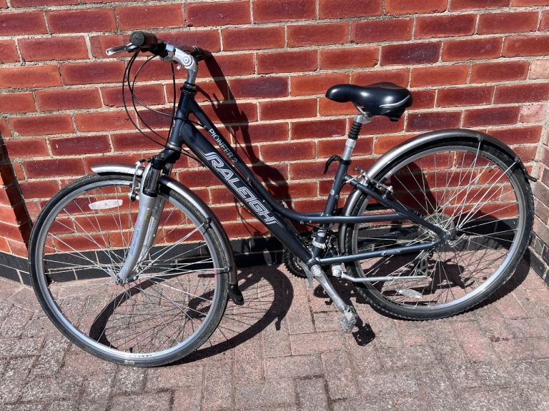 Raleigh Pioneer 2 women’s hybrid bike