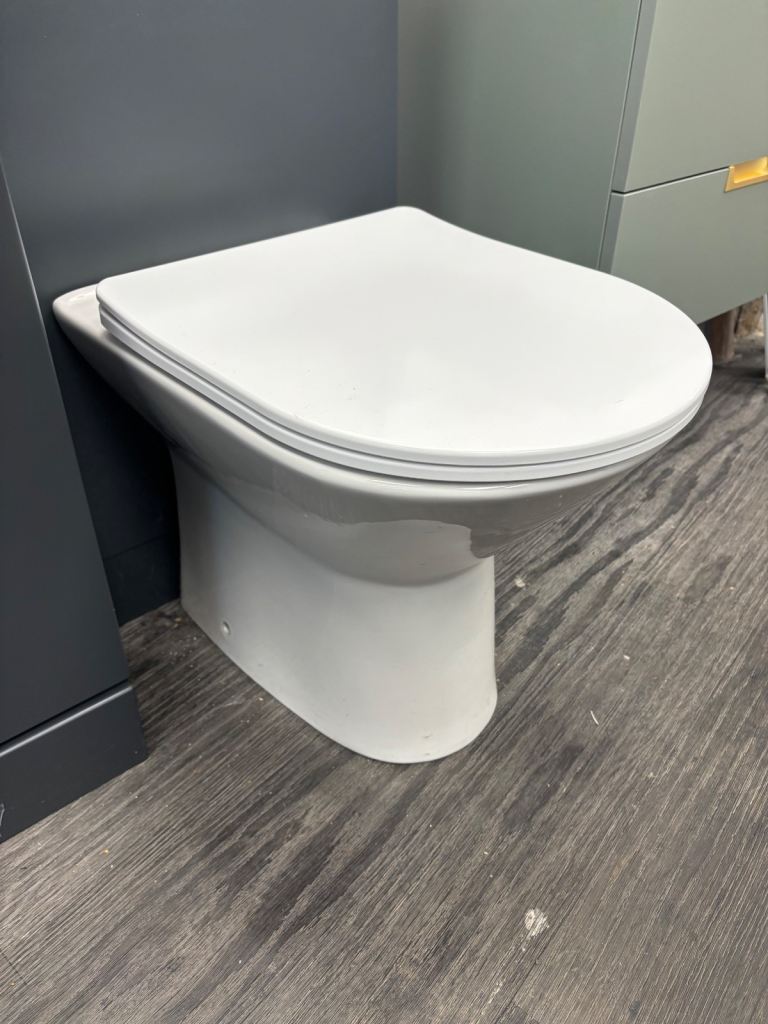 Round back to wall WC & soft close seat - EX DISPLAY