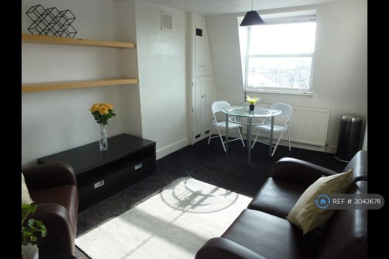 2 bedroom flat in Agate Road, London, W6 (2 bed) (#3043676)