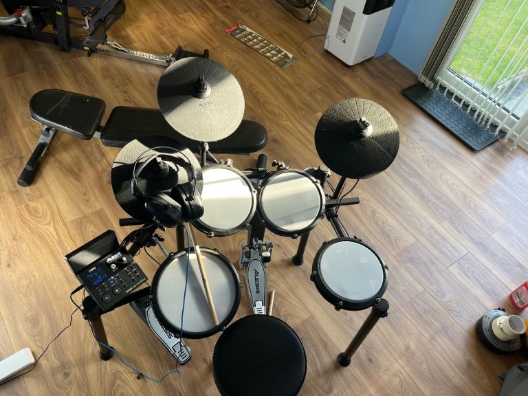 Alesis nitro max drum kit 