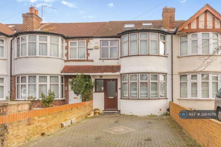 5 bedroom house in Hodder Drive, Perivale, Greenford, UB6 (5 bed) (#2964279)