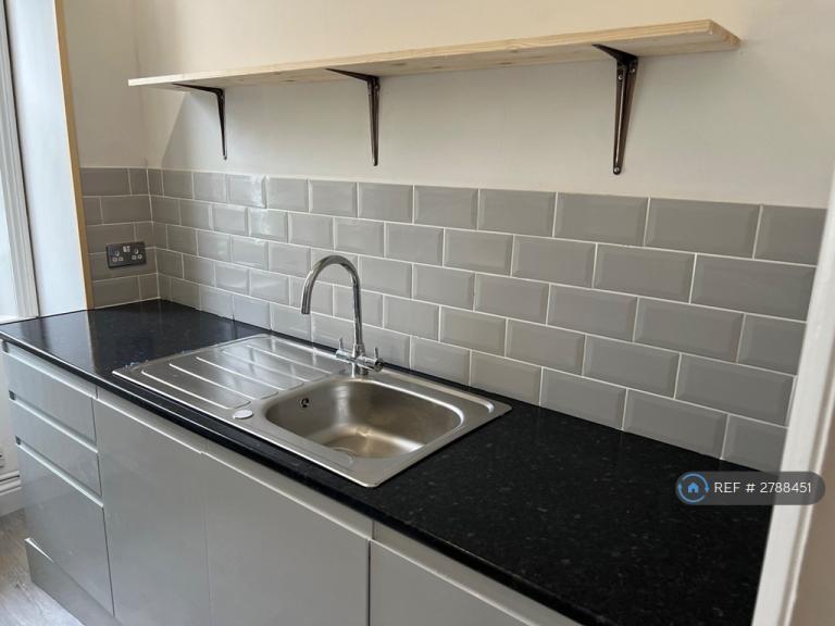 2 bedroom flat in West Hill Road, St Leonards-On-Sea, TN38 (2 bed) (#2788451)