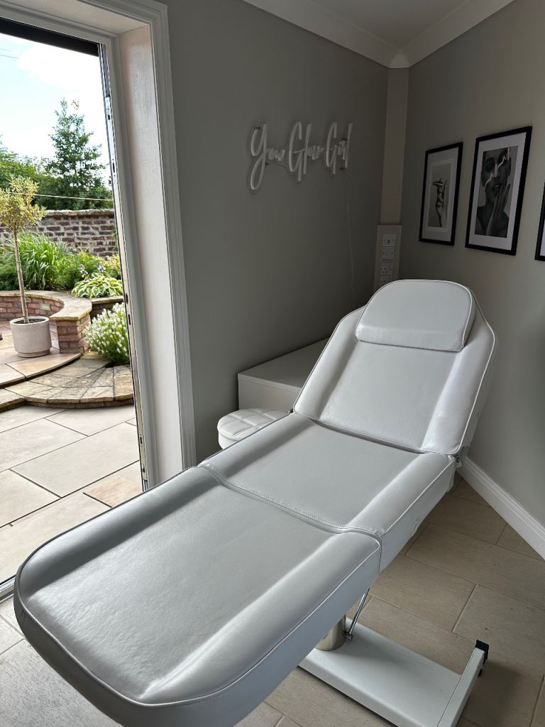 White Massage/Beauty Treatment Bed